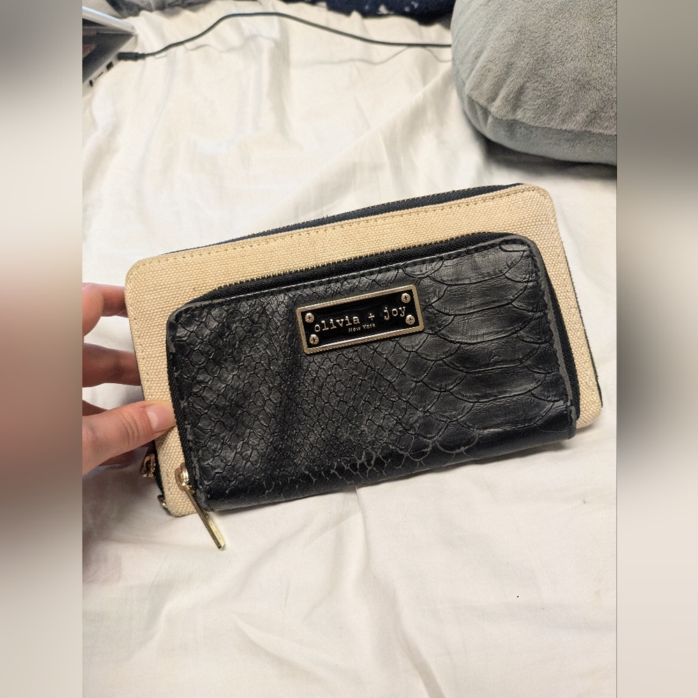 Olivia and Joy New York Wallet Black Tan Target Faux Leather Zip Around NWOT